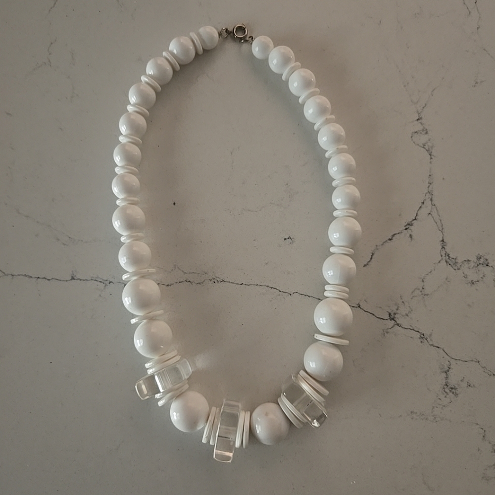 1980s White Beads Womens Necklace 15 In.
